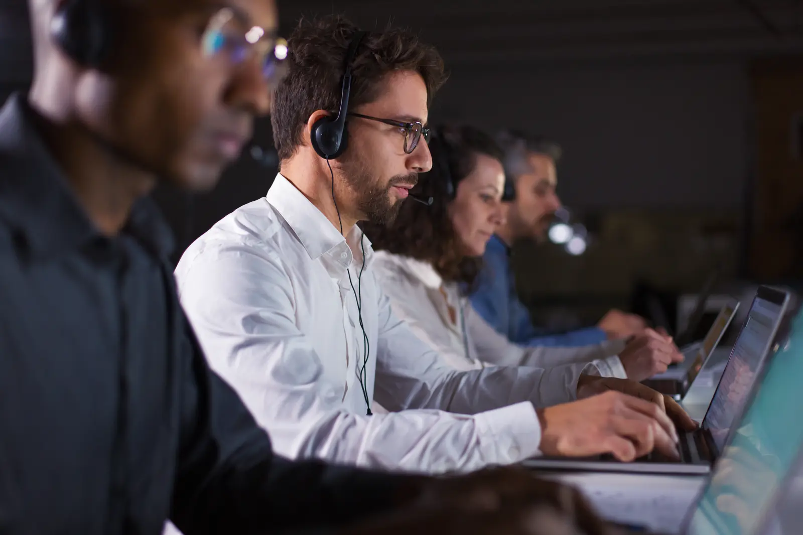 Équipe au casque, concentrée devant ses écrans