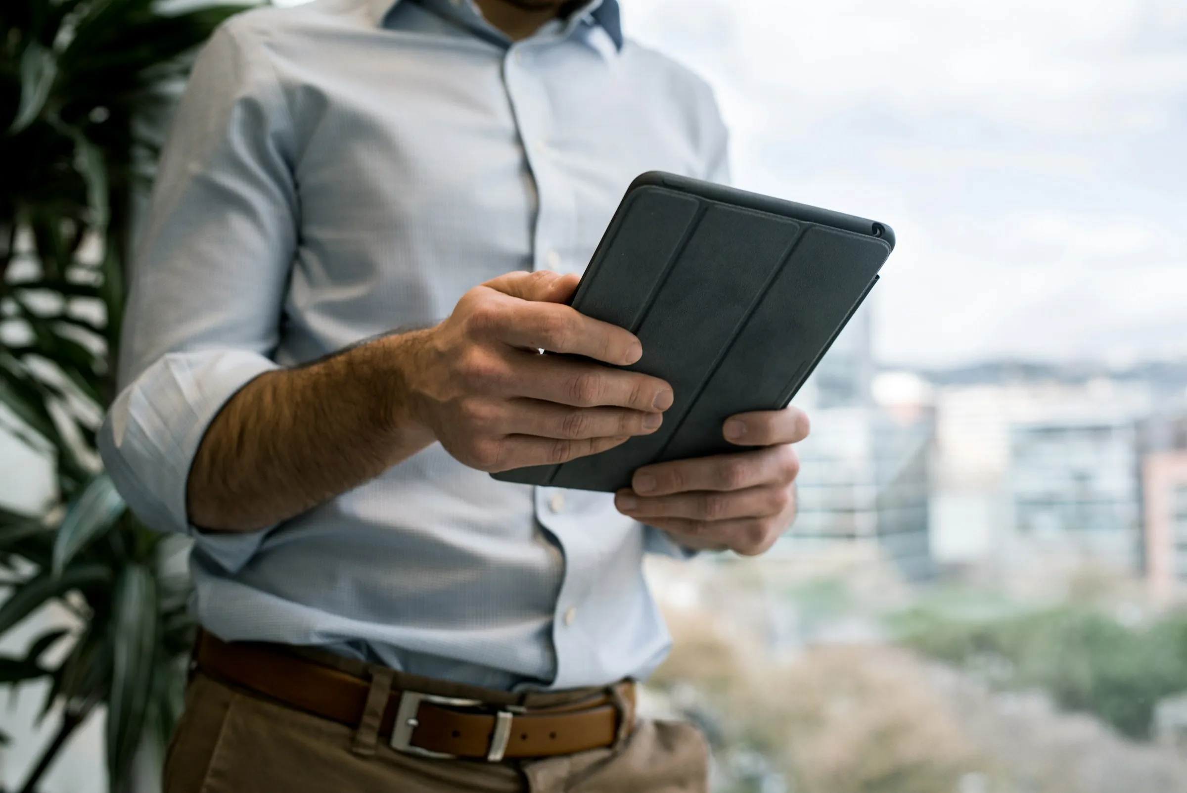 Un responsable consulte une tablette sur le terrain