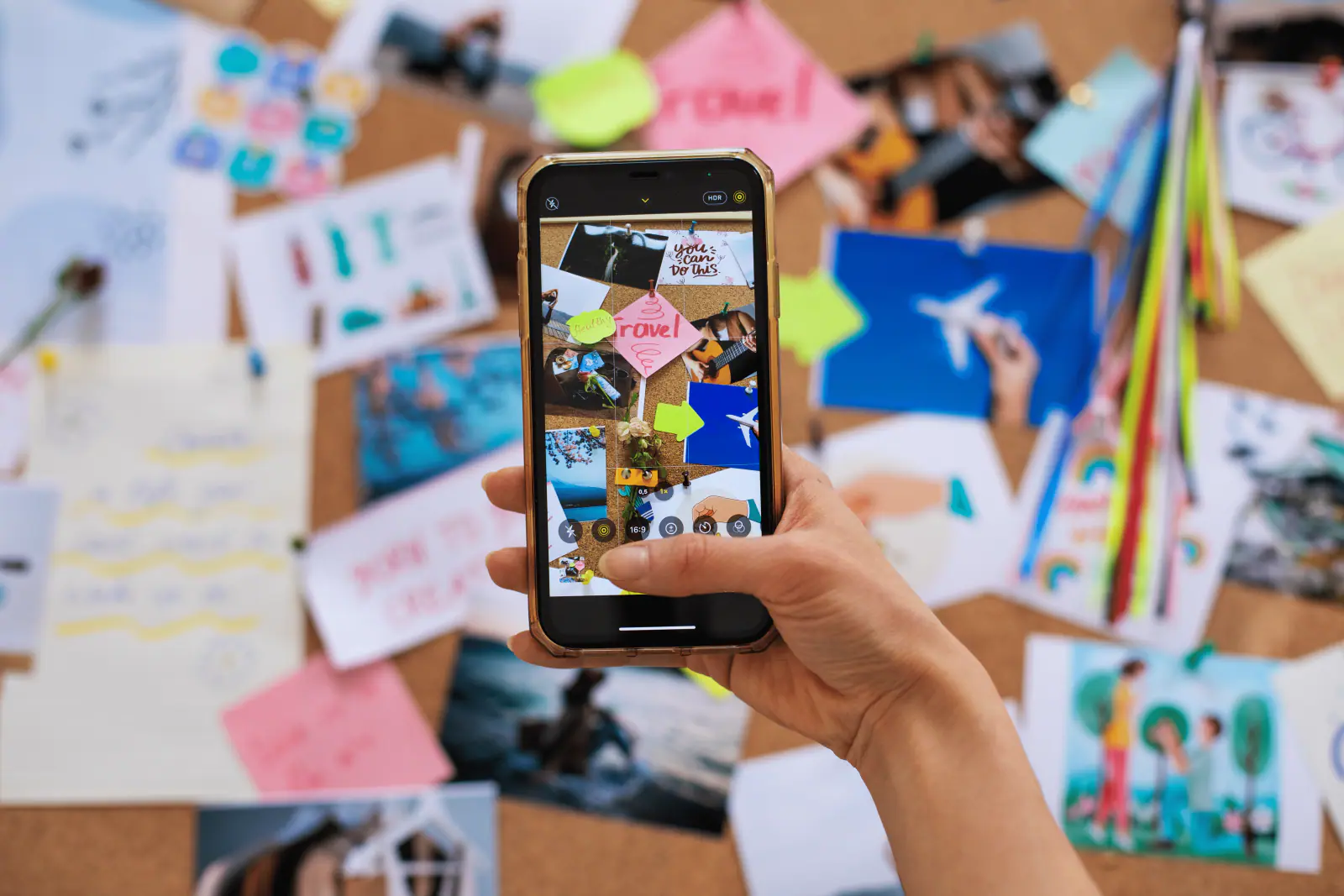 Collaborateurs partageant leurs pratiques avec l’appui de l’IA