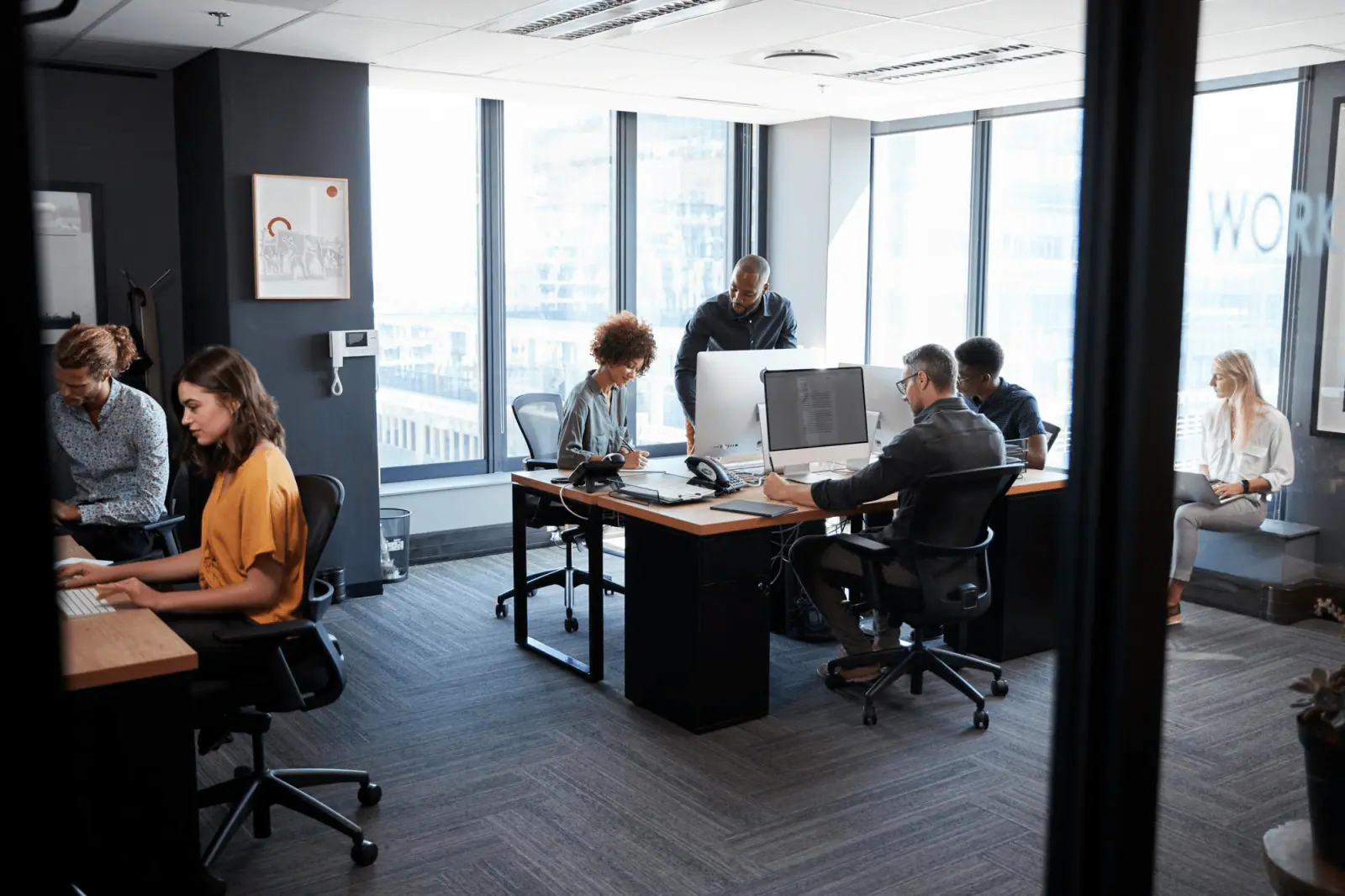 Équipes d’une PME française au travail avec des outils d’intelligence artificielle