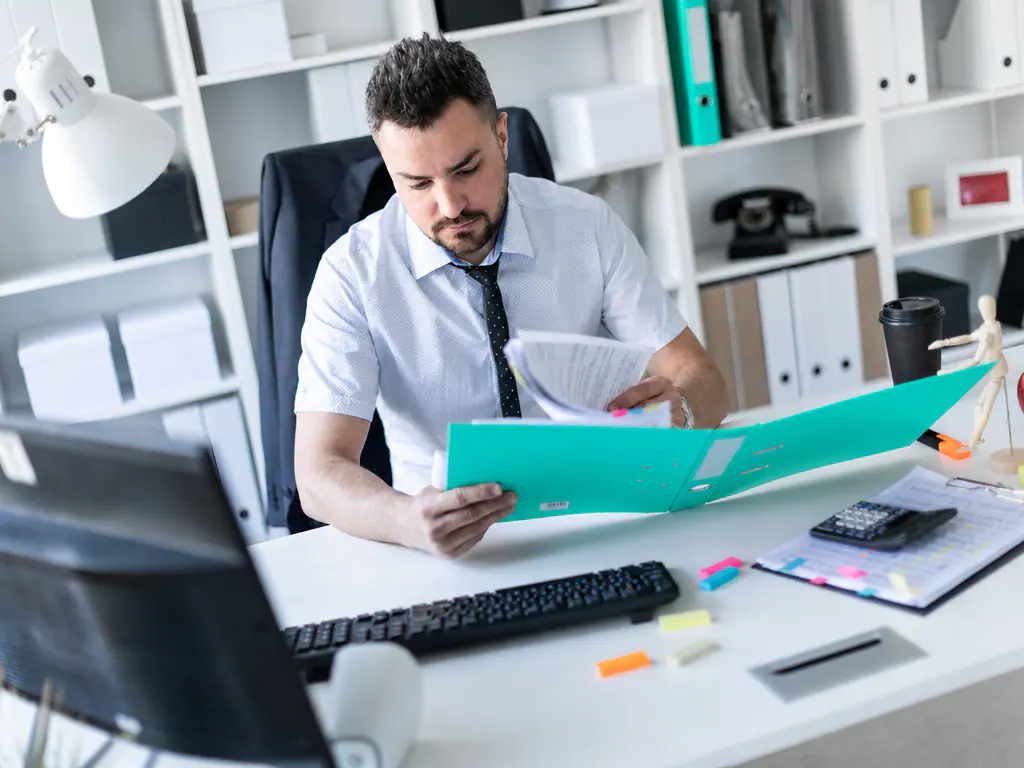 Responsable RH cherchant une information dans plusieurs outils